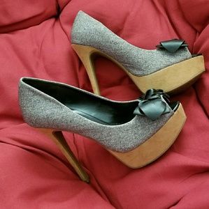 Jessica Simpsons bow heels